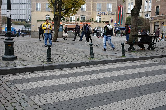 Przejście dla pieszych z nieobniżonym, wysokim krawężnikiem