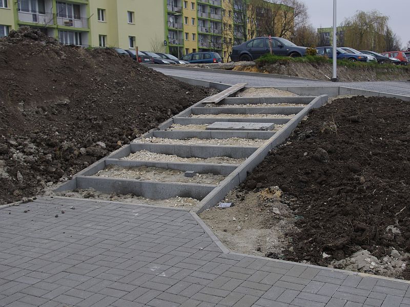 Betonowe schodki podczas budowy