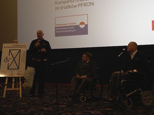 Konferencja prasowa. Od lewej: stojąc mówi do mikrofonu mł. insp. Marek Konkolewski, obok poseł Sławomir Piechota i Piotr Pawłowski, prezes Integracji