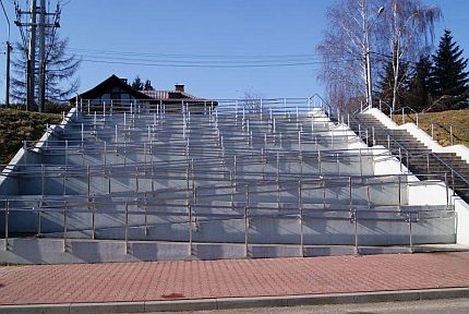 Ogromny, składający się z kilkunastu biegów podjazd dla wózków