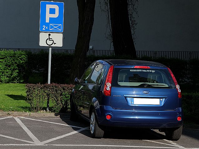 Samochód stoi na jednej z dwóch kopert