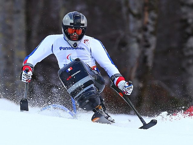 Alpejczyk na sledżu w dynamicznym zjeździe