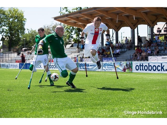 polski sportowiec walczy o piłkę z irlandzkim