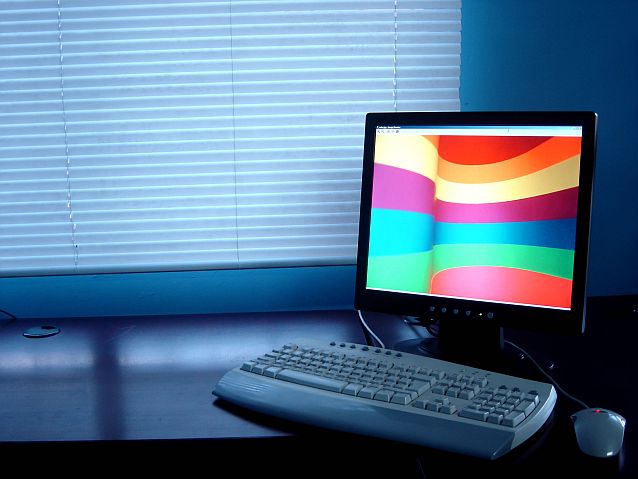 Komputer, na którego monitorze widać kolorowe pasy