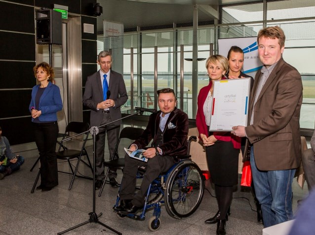 Joanna Nyczak, dyrektor Wydziału Zdrowia i Spraw Społecznych UM Wrocławia, i Bartłomiej Skrzyński, rzecznik Prezydenta Wrocławia ds. Osób Niepełnosprawnych, wręczają Adamowi Komarowi, prezesowi Fundacji Potrafię Pomóc, Certyfikat „Wrocław bez barier”