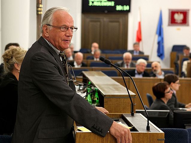 Senator Jan Rulewski na mównicy w Senacie