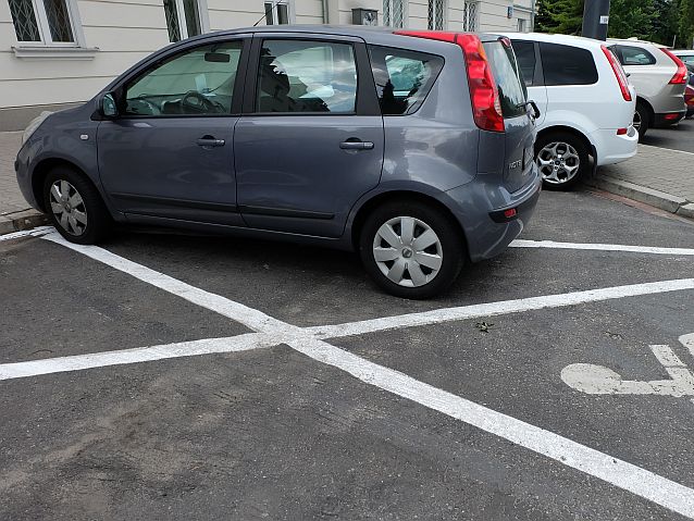 Samochód parkujący częściowo na kopercie