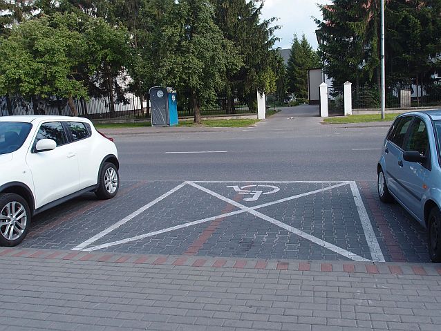 pusta koperta na parkingu