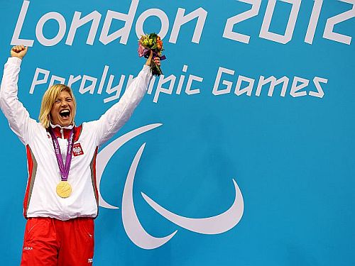 Joanna Mendak ze złotym medalem na szyi cieszy się podczas dekoracji