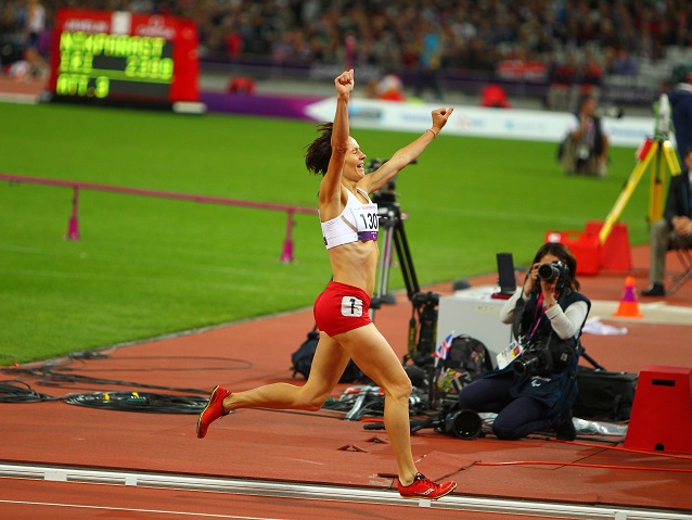 Barbara Niewidział z rękami w górze mija metę na wypełnionym kibicemi stadionie