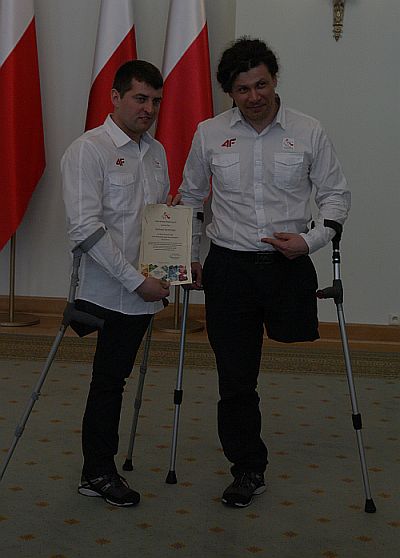 Łukasz Szeliga i Andrzej Szczęsny pozują do zdjęcia podczas nominacji paraolimpijskich