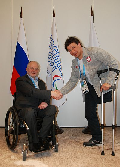 Łukasz Szeliga pozuje do zdjęcia z siedzącym na wózku Sir Philippem Cravenem, Prezydentem Międzynarodowego Komitetu Paraolimpijskiego
