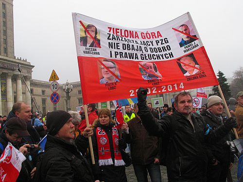 Manifestacja osób niesłyszących. Transparent z napisem 