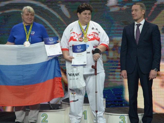 Maria Juroszek na podium ze złotym medalem