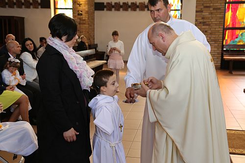 Miłosz Bronisz przyjmuje pierwszą komunię świętą