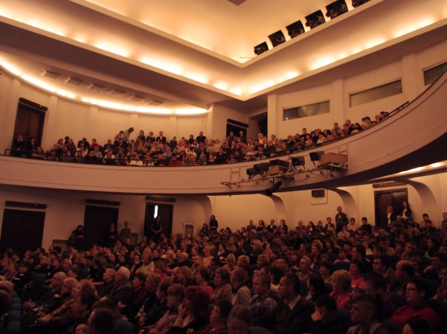 cała sala w teatrze zapełniona po brzegi