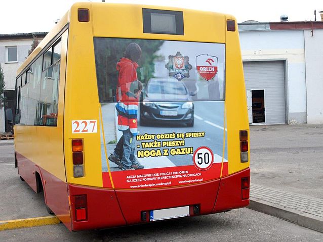 Tył autobusu z plakatem kampanii Noga z gazu!