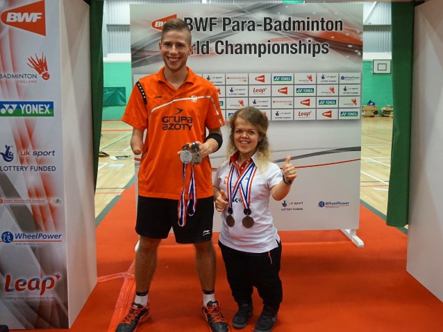 Bartłomiej Mróz i Maria Bartusz pozują z medalami