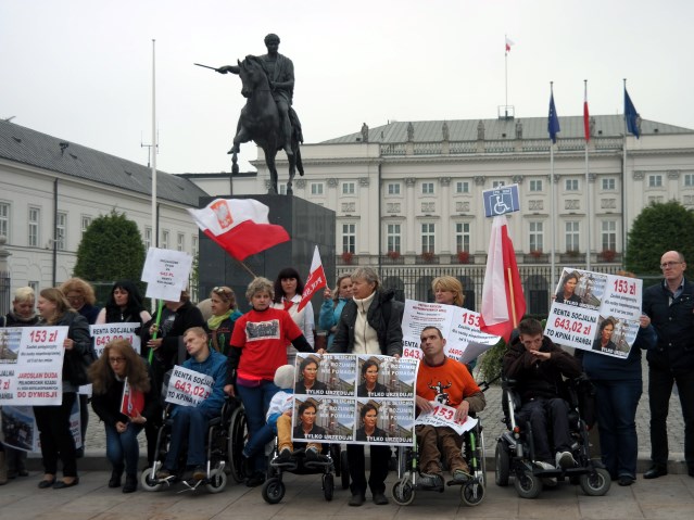 protestujący rodzice przed Pałacem Prezydenckim