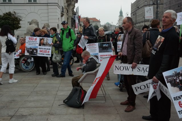 protestujący rodzice przed Pałacem Prezydenckim