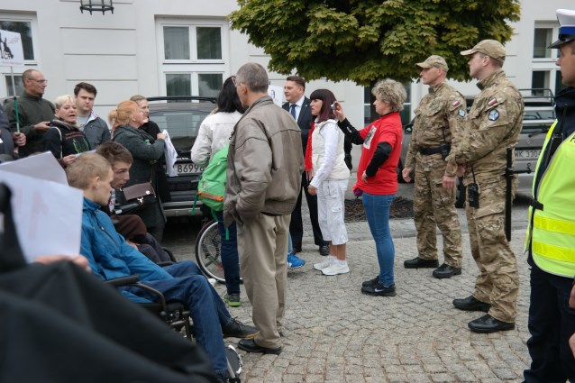 protestujący rodzice rozmawiają z panem Kolarskim, podsekretarzem Kancelarii Prezydenta