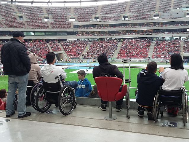 kibice z niepełnosprawnością siedzą w dostosowanej strefie na Stadionie Narodowym