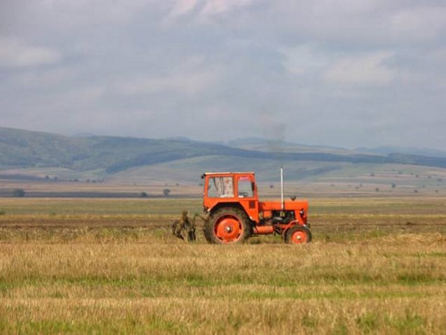 traktor na polu