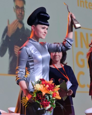 Viktoria Modesta trzyma w górze Nagrodę Specjalną Przyjaciel Integracji