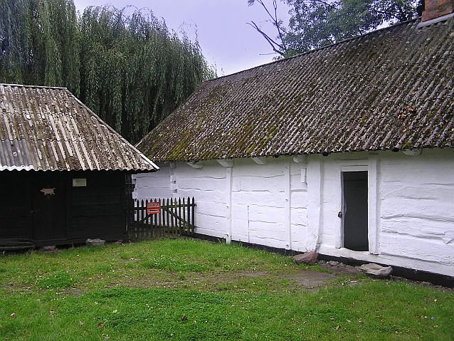 Drewniany biały dom na wsi