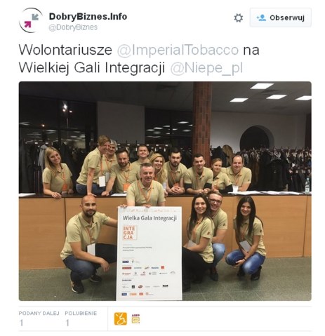 wolontariusze z Imperial Tobacco na wspólnym zdjęciu przy szatni na Gali