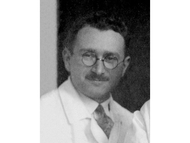 Zdjęcie czarno-białe Ludwiga Guttmanna w lekarskim kitlu