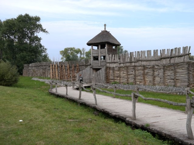 brama wejściowa do osady w Biskupinie