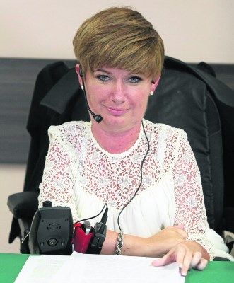 Agnieszka Filipkowska z mikrofonem przy ustach podczas prowadzenia zajęć