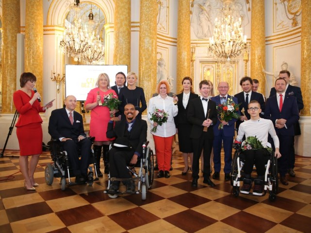 wspólne zdjęcie laureatów konkursu z Pierwszą Damą