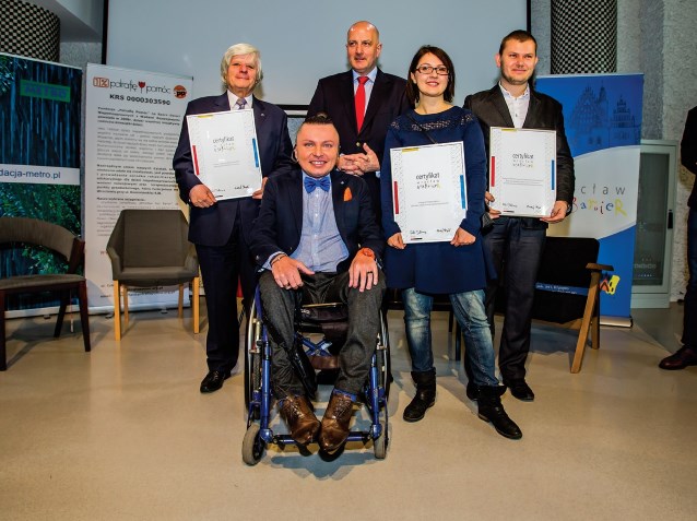 Pamiątkowe zdjęcie zdobywców certyfikatów „Wrocław bez barier” – z Rafałem Dudkiewiczem, Prezydentem Wrocławia, i Bartłomiejem Skrzyńskim, rzecznikiem miasta ds. osób niepełnosprawnych