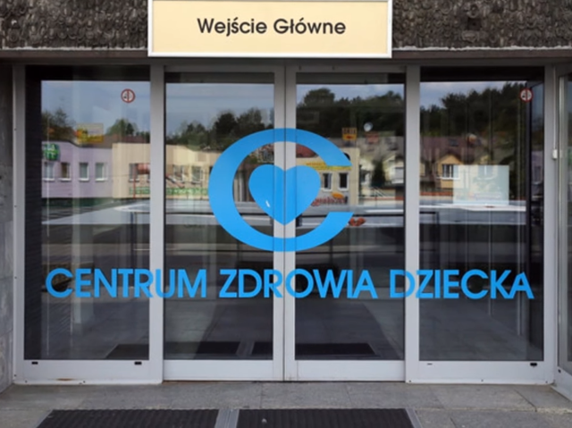 wejście główne do Centrum Zdrowia Dziecka