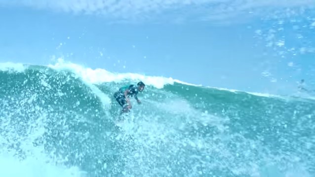 Derek Rabelo surfuje na fali