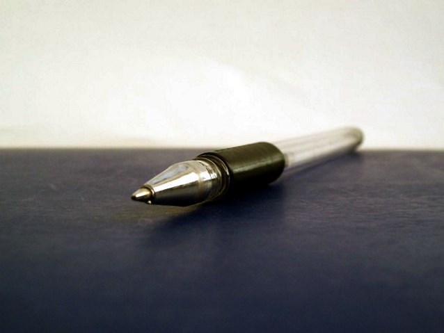 leżący długopis
