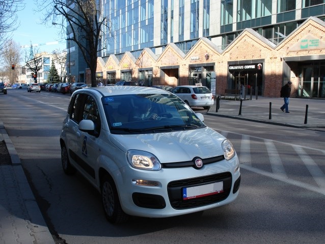 Fiat Panda jedzie po ulicy