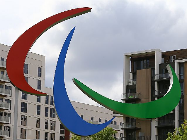 Logo Międzynarodowego Komitetu Paraolimpijskiego, czyli trzy "łyżwy" w trzech kolorach: czerwonym, niebieskim i zielonym