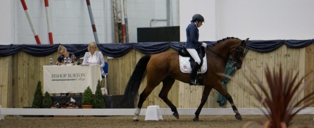 Karolina Karwowska jedzie na koniu podczas zawodów