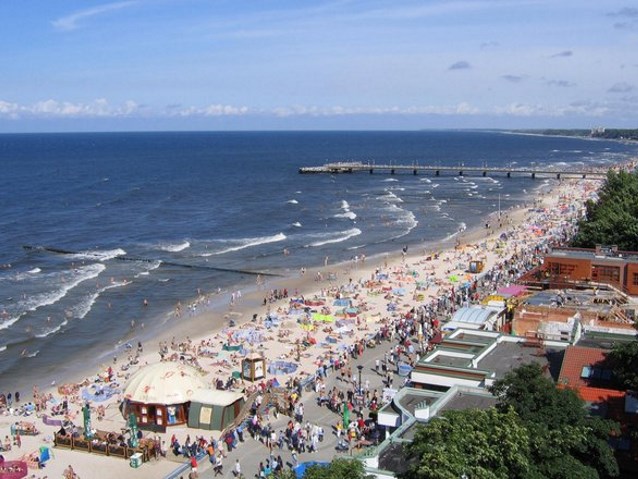 zatłoczona plaża w Kołobrzegu