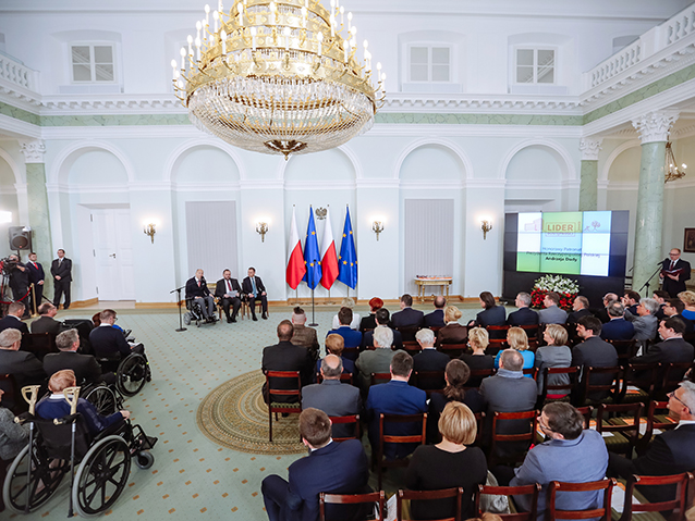 pełna sala publiczności w pałacu prezydenckim