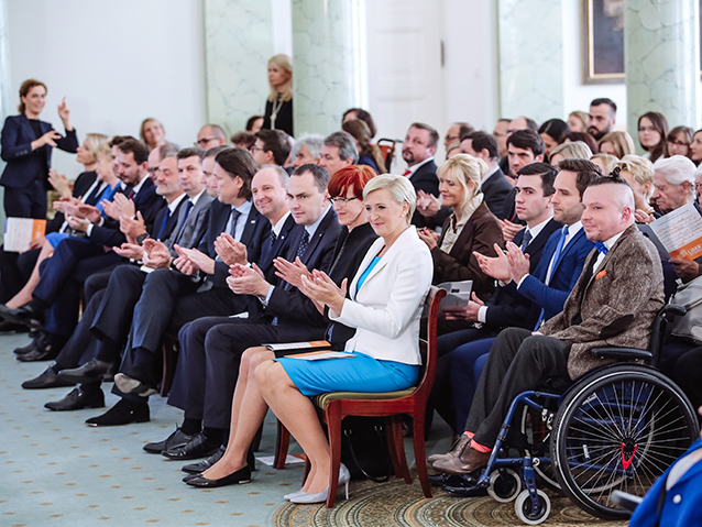 Publiczność na sali, wśród kilku osób m.in: Pierwsza Dama Agata Kornhauser-Duda, minister rodziny, pracy i polityki społecznej Elżbieta Rafalska, podsekretarz stanu Wojciech Kolarski czy prezes Zarządu PFRON Robert Kwiatkowski.