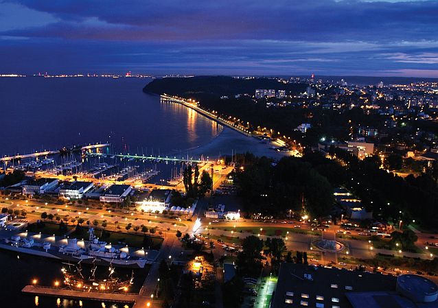 Gdynia oświetlona nocą