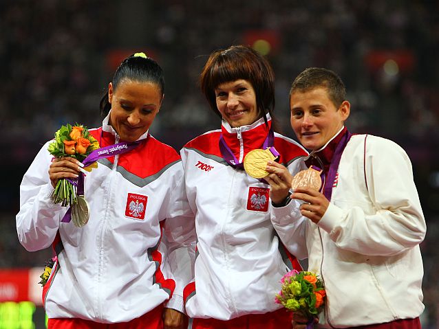 Trzy zawodniczki stoją z medalami na podium. Dwie Polki i Węgierka