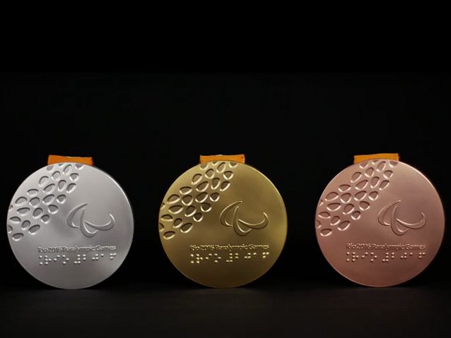 Trzy medale igrzysk paraolimpijskich w Rio: złoty, srebrny i brązowy. Widać grawerunek brajlem