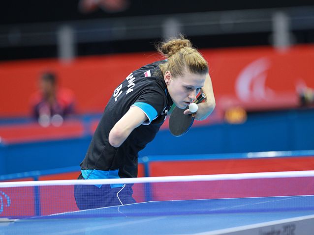 Natalia Partyka przy stole do tenisa stołowego podczas gry