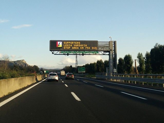 Autostrada. Napis na tablicy świetlnej, kierujący w odpowiednie miejsce kibiców Legii Warszawa