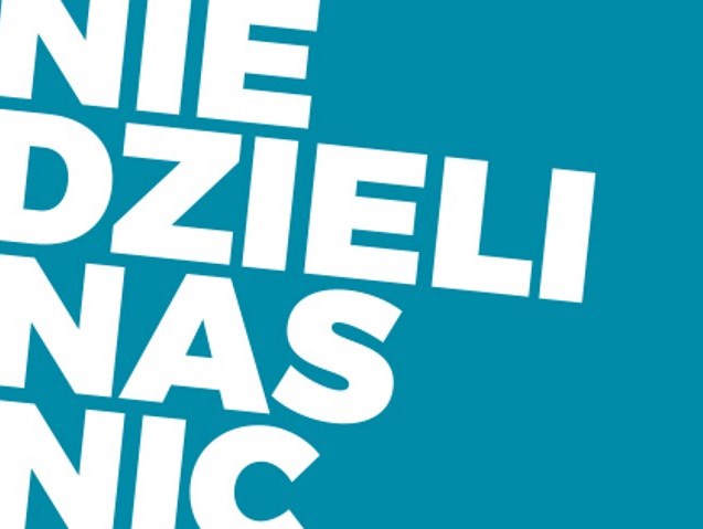 napis na morskim tle: nie dzieli nas nic